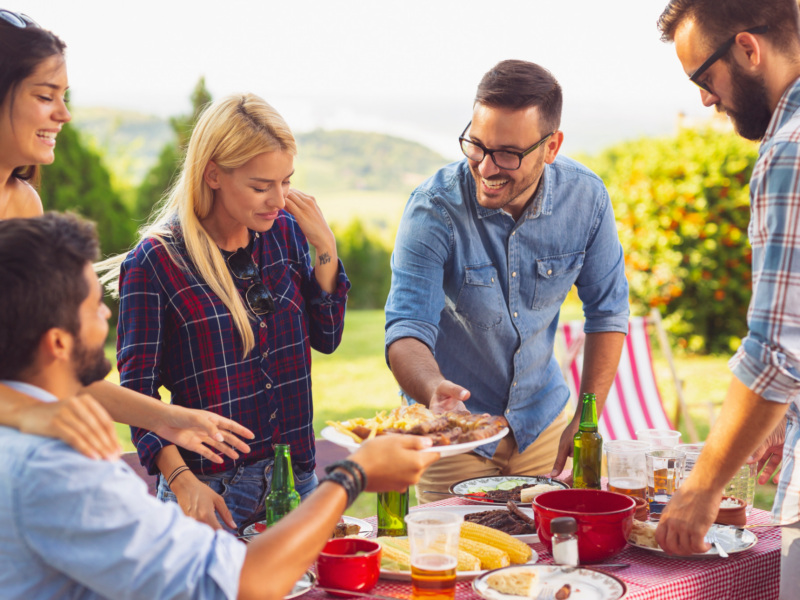Foto de gente en una barbacoa o comida al aire libre.