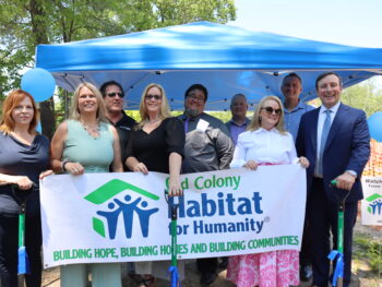 El socio gerente de Keches Law Group, Sean Flaherty, y otros socios corporativos celebran la colocación de la primera piedra de una nueva casa de Old Colony Habitat for Humanity en Norton, Massachusetts.
