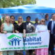 O sócio-gerente do Keches Law Group, Sean Flaherty, e outros parceiros corporativos comemoram a abertura de terra de uma nova casa construída pela Old Colony Habitat for Humanity em Norton, Massachusetts.