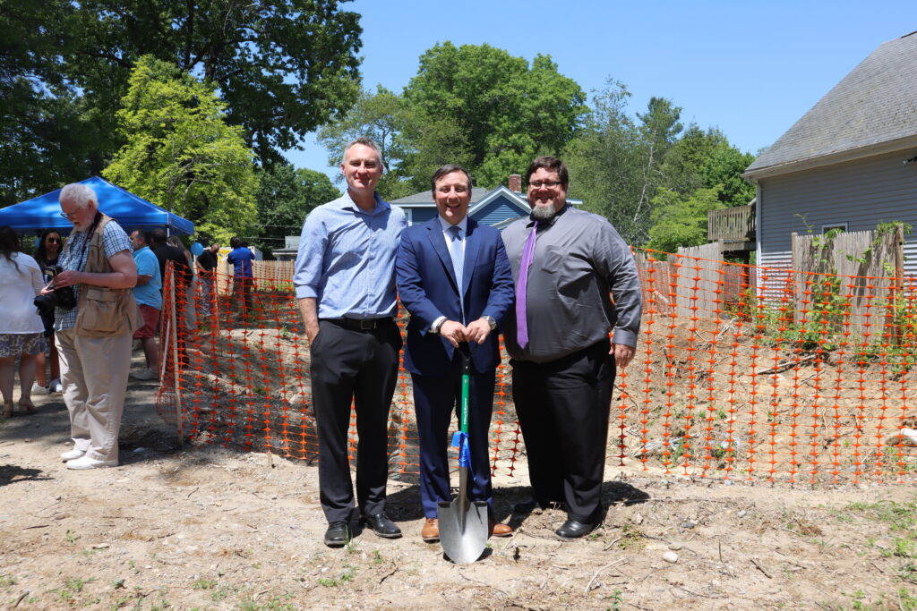 Los líderes de Keches Law Group celebran la colocación de la primera piedra de una nueva construcción de Old Colony Habitat for Humanity en Norton.