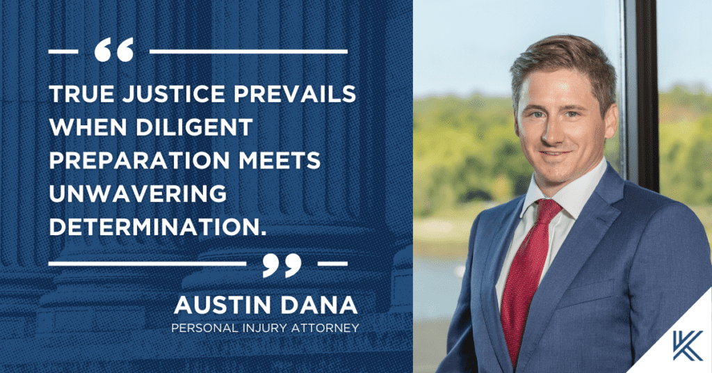 A imagem inclui uma foto do advogado de danos pessoais Austin Dana, um homem de aparência caucasiana vestindo um terno azul com uma camisa branca e uma gravata vermelha. À esquerda da foto de Austin, o gráfico inclui uma citação de Austin, que diz: "A verdadeira justiça prevalece quando a preparação diligente encontra a determinação inabalável".