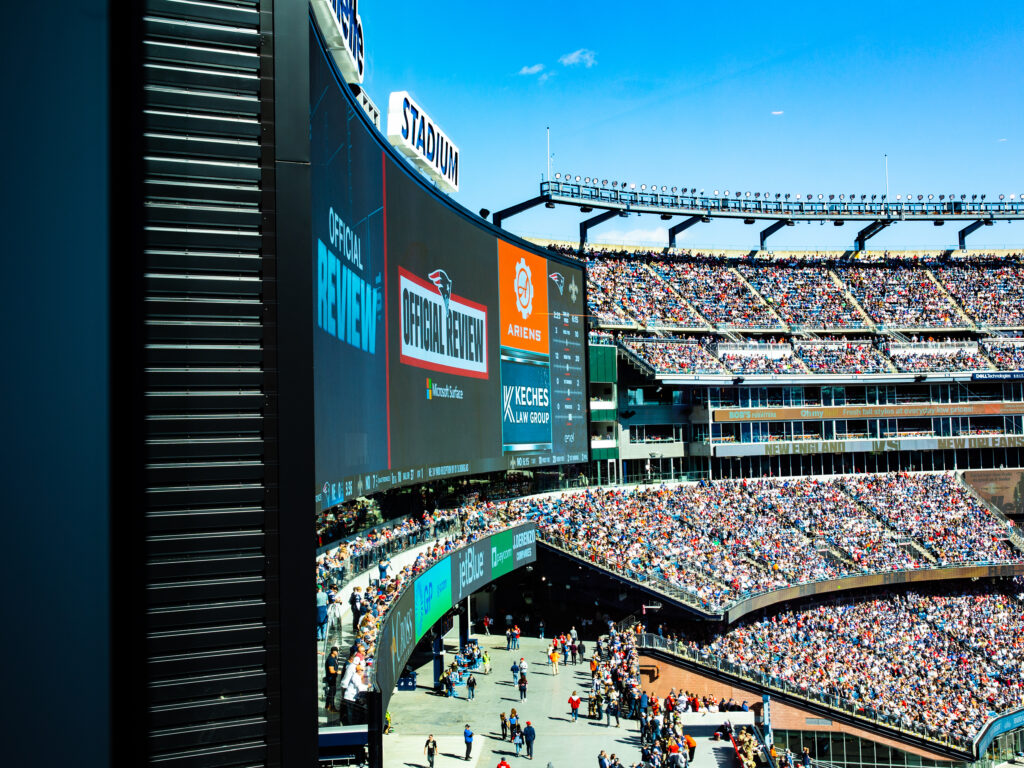 Una imagen del video-board del Gillette Stadium con Keches Law Group en una esquina.